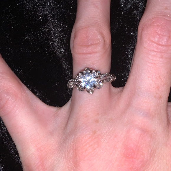 Beautiful Diamond ring. - Picture 9 of 11